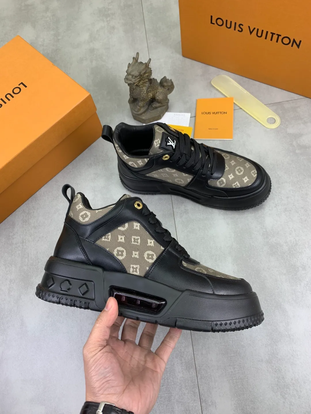 Men's men's shoes 💰P440 new style 💶【LOUIS VUITTON) new high top🍀LV Louis Vuitton *—— LV classic high top trendy shoes! Made of imported original soft calfskin, water-dyed pigskin lining. Original wear-resistant rubber outsole! High quality products! Code number: 38-44 Color: 3️⃣ colors available